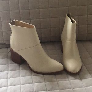 Nisolo booties size 8.color is ivory